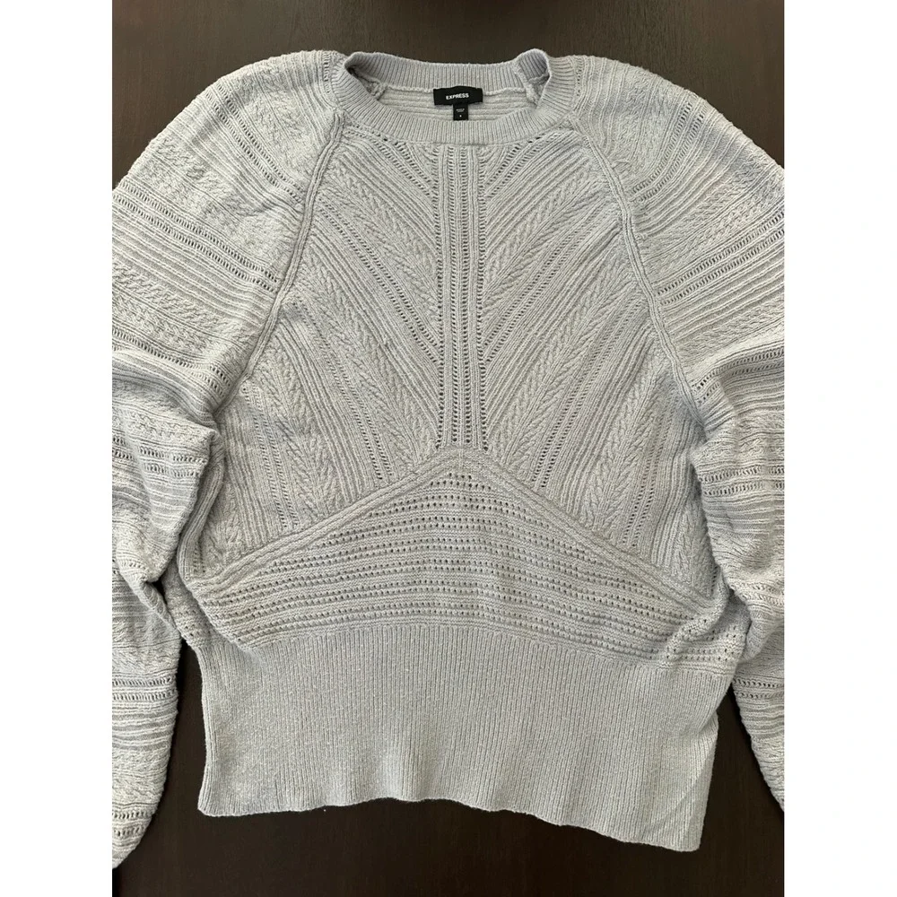 Express Womens Light Grey Pointelle Cable Knit Crew Neck Sweater Small 02156